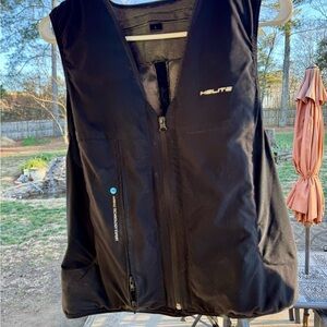 Helite zip’ in 2 airbag vest for Equestrians